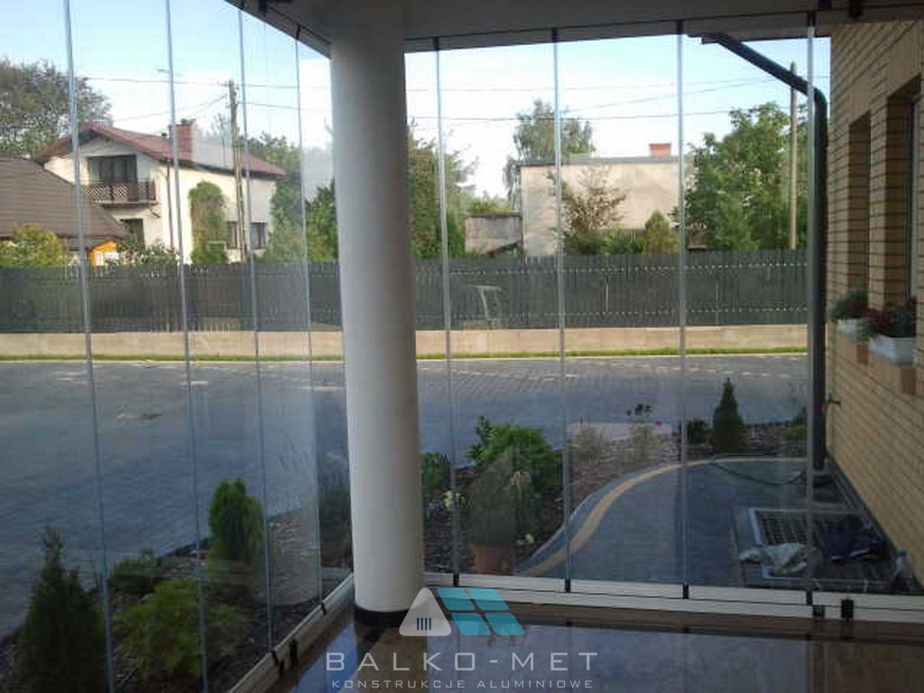 Rėmų sistemos be rėmų balkonai statybos gamintojas Lenkija
