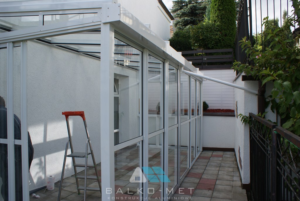 Rėmų sistemos be rėmų balkonai statybos gamintojas Lenkija